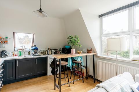 Second Floor Flat, 20 Beaconsfield Road, Clifton, Bristol, BS8 2TS