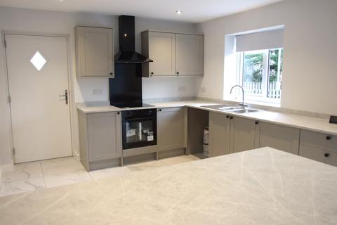 3 bedroom detached house to rent, Sunny Hill, Wrenthorpe, Wakefield, WF2