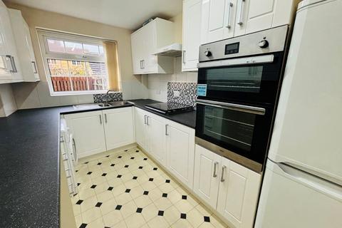 2 bedroom flat to rent, Oakdene Vale, Leeds, West Yorkshire, LS17