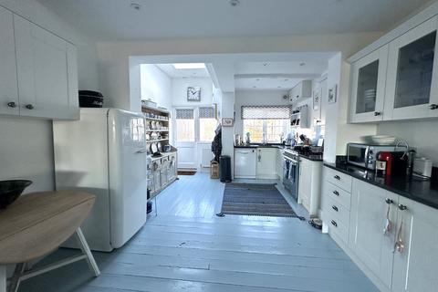 2 bedroom terraced house to rent, West Beach, Whitstable