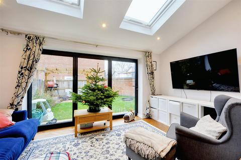 4 bedroom semi-detached house for sale, Autumn Way, Beeston