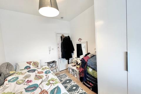 Flat to rent, London NW6