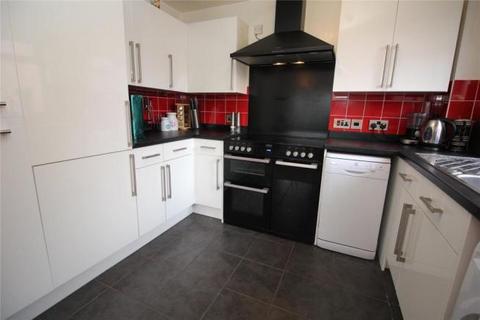 2 bedroom flat to rent, Tintagel Way, Woking GU22