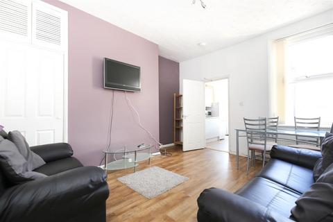 3 bedroom flat to rent, Warwick Street, Newcastle Upon Tyne NE6