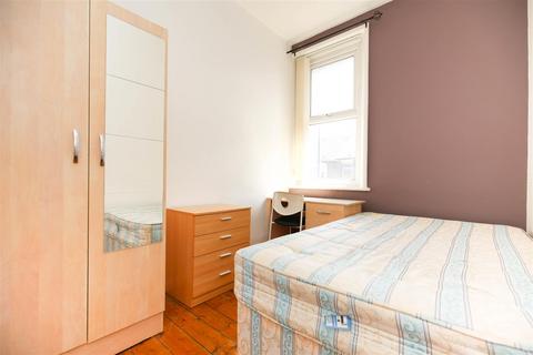 3 bedroom flat to rent, Warwick Street, Newcastle Upon Tyne NE6