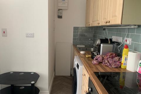 2 bedroom terraced house to rent, Connaught Road, Luton LU4