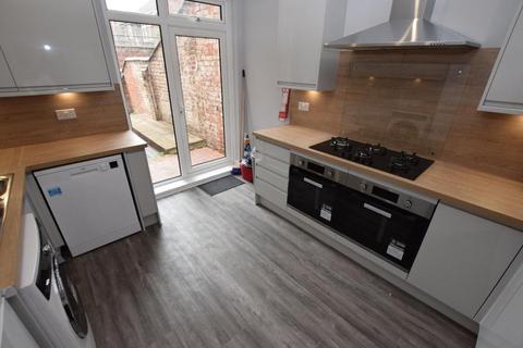 6 bedroom terraced house to rent, Adams Avenue, Northampton NN1