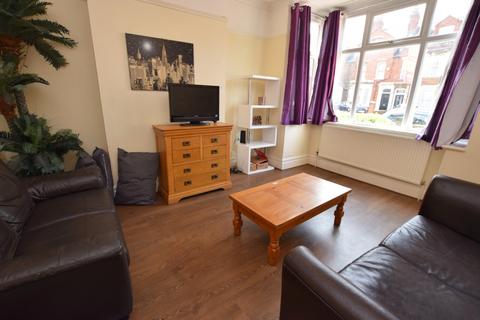 4 bedroom terraced house to rent, Kingsthorpe Grove, Northampton NN2