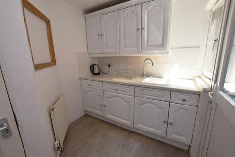 4 bedroom terraced house to rent, Kingsthorpe Grove, Northampton NN2