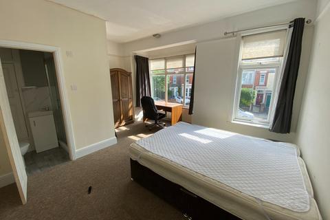 4 bedroom terraced house to rent, Kingsthorpe Grove, Northampton NN2