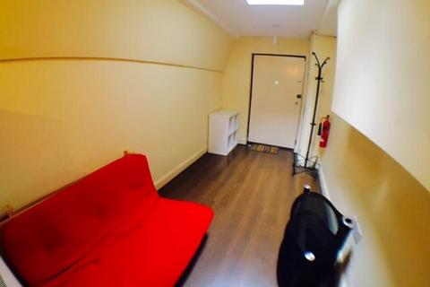 Studio to rent, Hounslow, London TW3