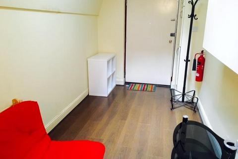 Studio to rent, Hounslow, London TW3