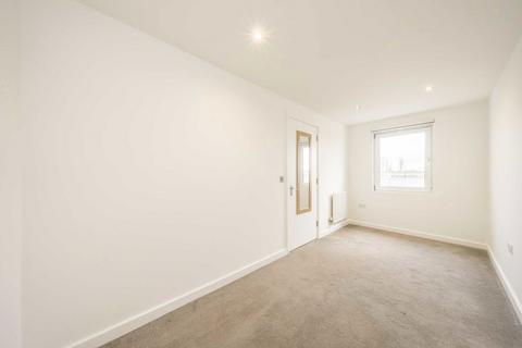 2 bedroom flat to rent, Melliss Avenue, Kew TW9