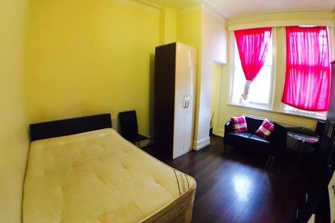 Studio to rent, Brentford, London TW8