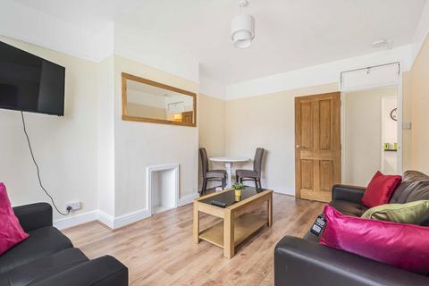 3 bedroom flat to rent, Broomhouse Lane, London SW6