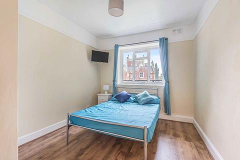 3 bedroom flat to rent, Broomhouse Lane, London SW6