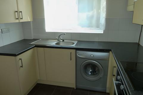 4 bedroom end of terrace house to rent, York Road, Stevenage SG1