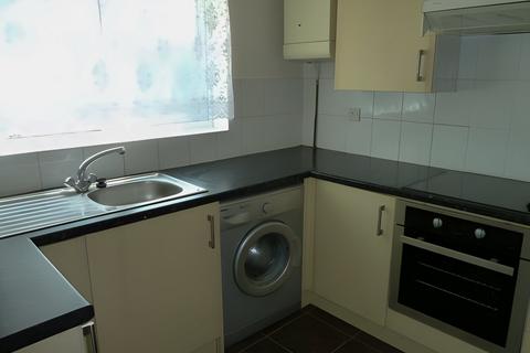 4 bedroom end of terrace house to rent, York Road, Stevenage SG1