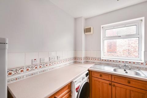 2 bedroom flat to rent, Barbican Road, York, YO10