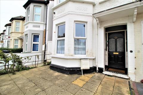 2 bedroom apartment to rent, Broughton Road, Thornton Heath