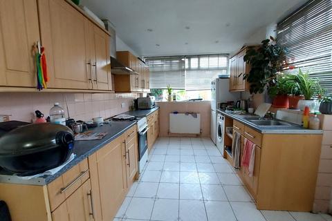 3 bedroom terraced house to rent, Eastern Avenue, Gants Hill