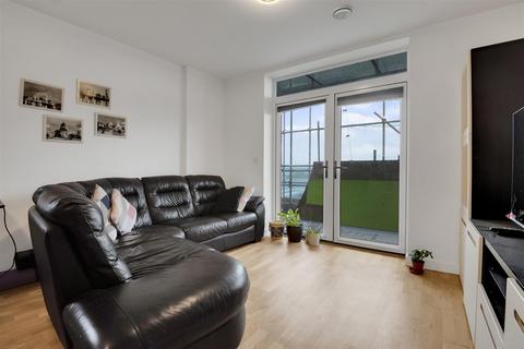 2 bedroom flat for sale, Falcondale Court ¦ Lakeside Drive ¦ Park Royal ¦ London