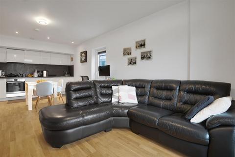 2 bedroom flat for sale, Falcondale Court ¦ Lakeside Drive ¦ Park Royal ¦ London