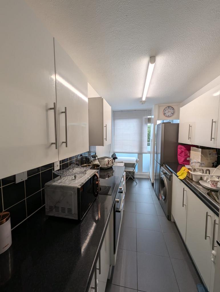 https://media.onthemarket.com/properties/16224615/1521573137/image-2-1024x1024.jpg