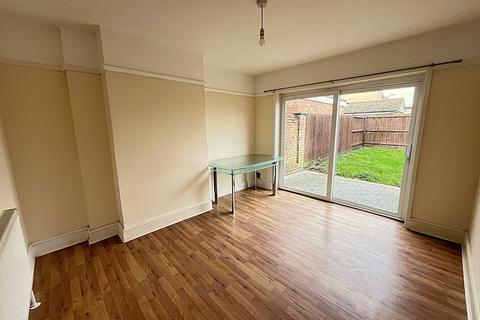 3 bedroom semi-detached house to rent, Clare Road, CM7