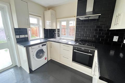 3 bedroom semi-detached house to rent, Clare Road, CM7