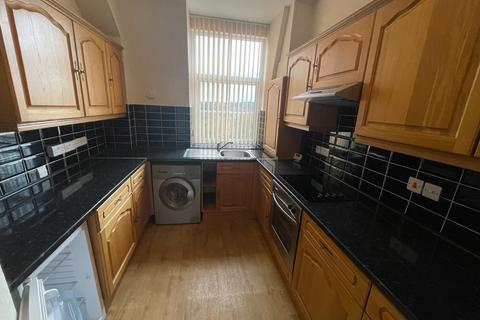 2 bedroom apartment to rent, Lady Park Avenue, Bingley BD16