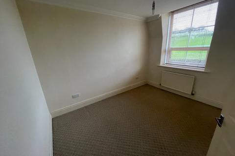 2 bedroom apartment to rent, Lady Park Avenue, Bingley BD16