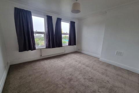 3 bedroom flat to rent, Stainforth Road Ilford