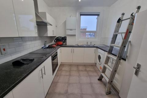 3 bedroom flat to rent, Stainforth Road Ilford