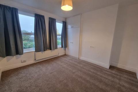 3 bedroom flat to rent, Stainforth Road Ilford