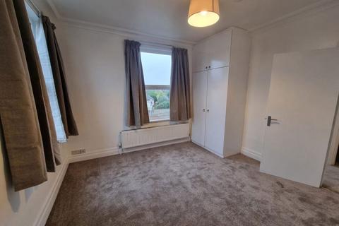 3 bedroom flat to rent, Stainforth Road Ilford