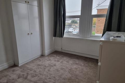 3 bedroom flat to rent, Stainforth Road Ilford