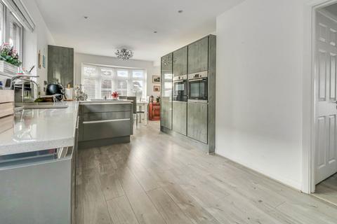 99 Broadclyst Gardens, Southend-on-sea, SS1 3QU