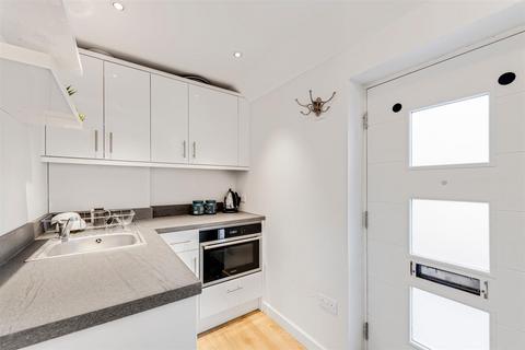 Studio to rent, White Hart Lane, Barnes