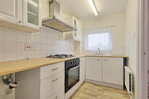 2 bedroom maisonette to rent, Tiverton Way, Cambridge