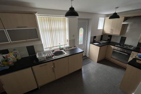 3 bedroom semi-detached house to rent, West Avenue, Rawmarsh