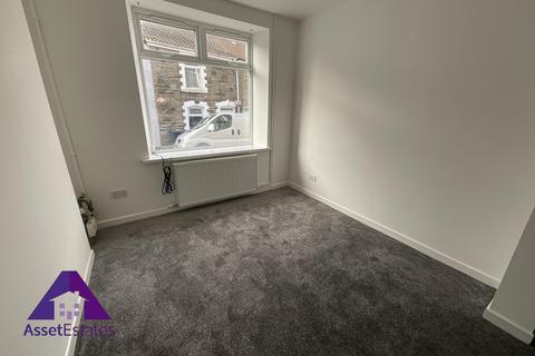 3 bedroom terraced house to rent, Cross Street, Abertillery