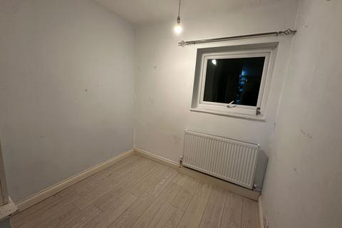 3 bedroom terraced house to rent, Trelawney Avenue, Slough SL3