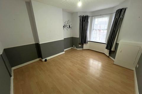 4 bedroom end of terrace house to rent, Mostyn Road, Luton LU3