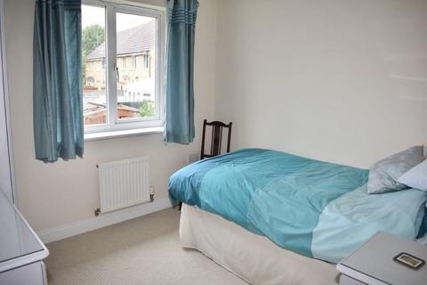 3 bedroom terraced house to rent, Cottrell Close, Hungerford RG17