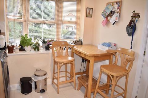 3 bedroom terraced house to rent, Cottrell Close, Hungerford RG17