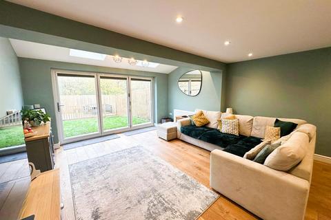 4 bedroom end of terrace house for sale, Hawthorne Road, Steeton