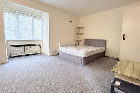 Studio to rent, Harp Island Close, Neasden, London