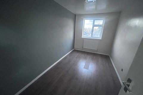 4 bedroom flat to rent, Uxbridge Road, Hayes End, UB4