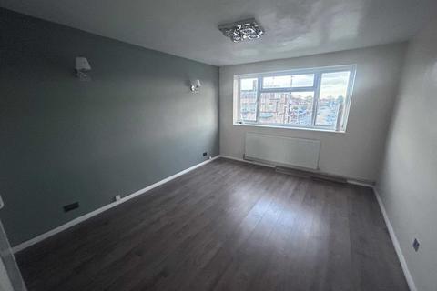 4 bedroom flat to rent, Uxbridge Road, Hayes End, UB4